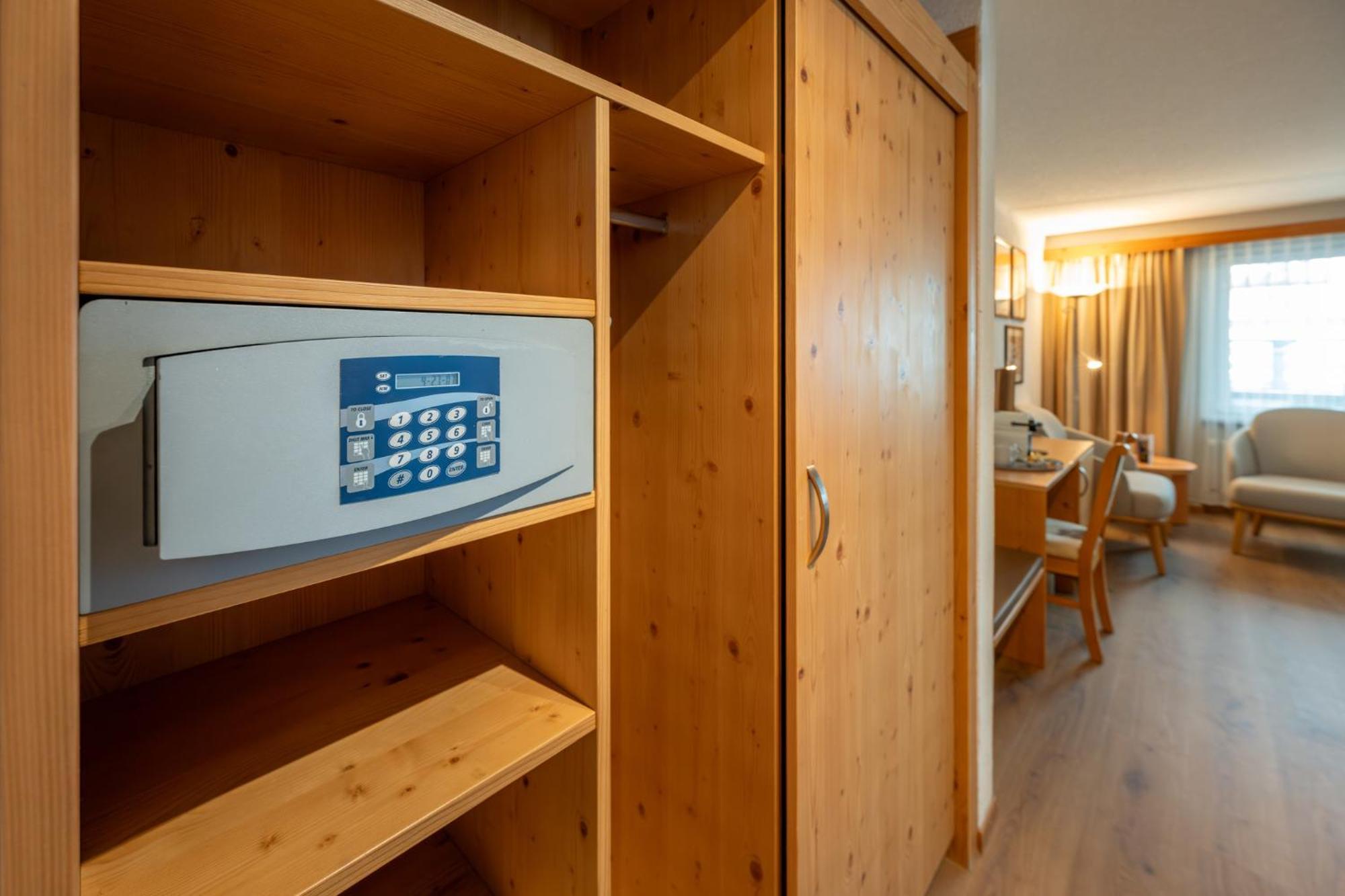 צרמט Hotel Sarazena מראה חיצוני תמונה